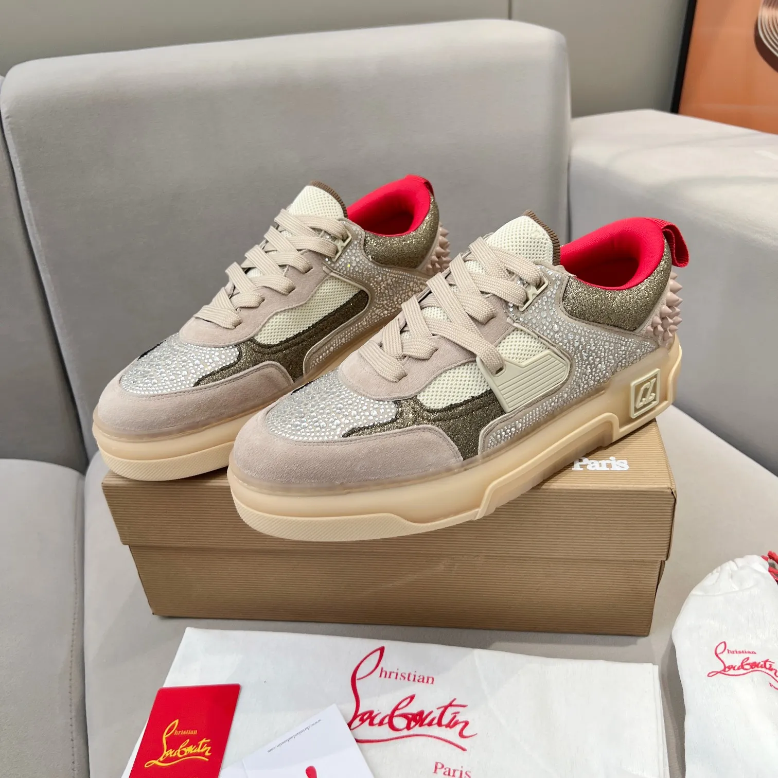Men's clothing and shoes 💰760. Drill surface. 🌹🌹🌹̋Wang Junkai Yang Mi Xu Kai Zhang Jingyi Ding Chengxin Chen Muchi Wang Ziyi Same style Christian Louboutin 2024 [New product] Drill surface ASTROLOUBI thick-soled sports shoes for men, red-soled shoes, the perfect fusion of fashion and sports, The fabrics are made of luxurious calfskin, soft suede, smooth satin and laminated leather, and the back is decorated with classic rivets. The interior is blended with a knitted tongue for added durability, breathability and quick-drying comfort. The outsole is made of a combination of EVA foam and imported rubber, and the colorful CL iconic letters on the side of the outsole show the brand's unique style. It is a ceiling-level comfortable skate shoe! ! ! Multiple colors available, currently men’s sizes 39--45